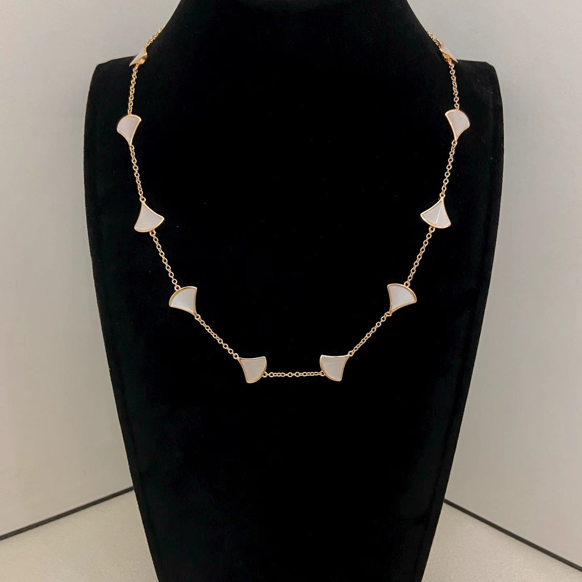 [⭐Marins]NEW ARRIVAL: TEN-FLOWER DRESS AND GOLD NECKLACE