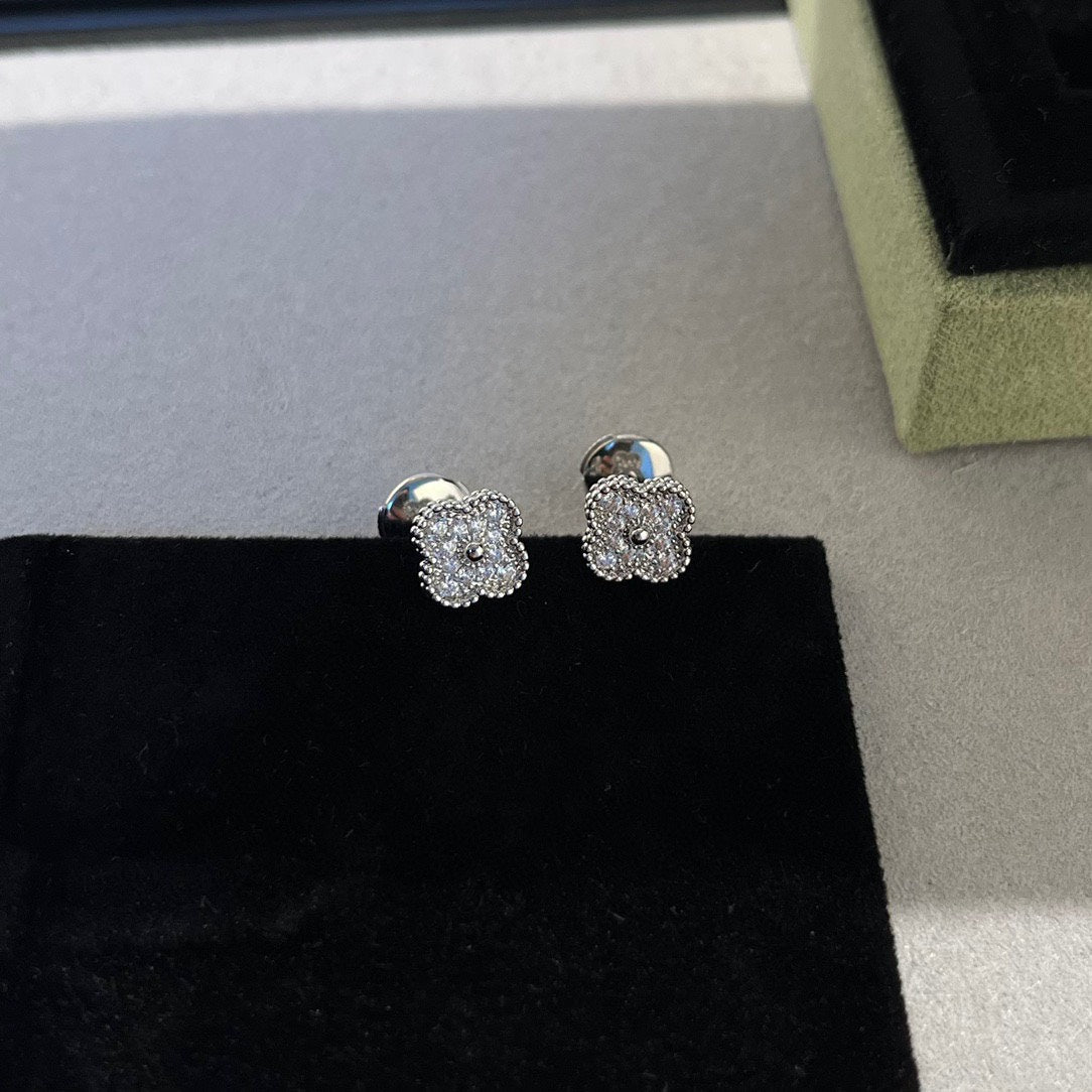 [Marin-Jewelry]CLOVER MINI DIAMOND STUD EARRINGS