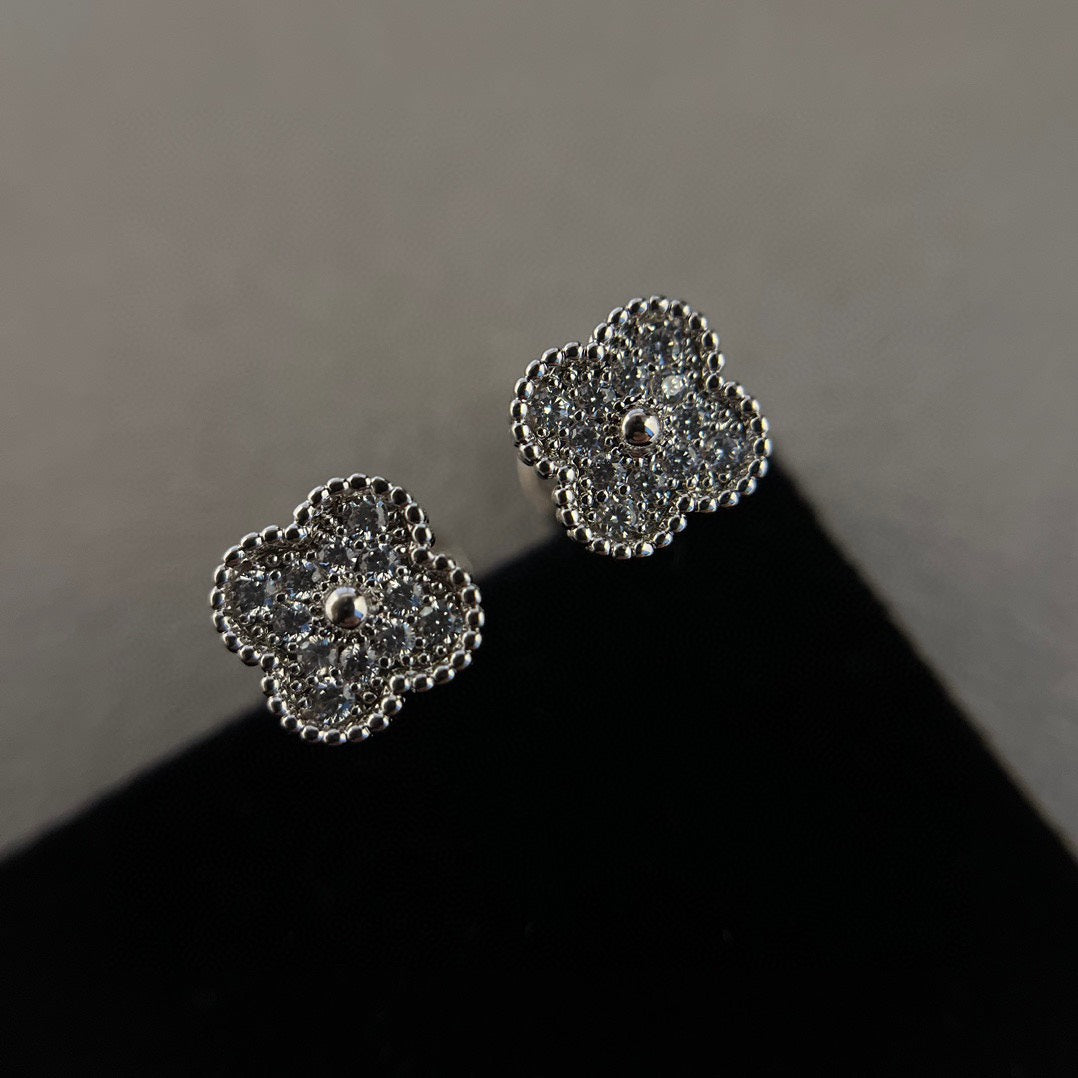 [Marin-Jewelry]CLOVER MINI DIAMOND STUD EARRINGS