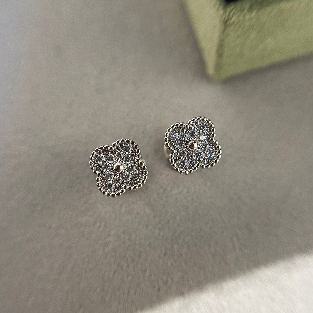 [Marin-Jewelry]CLOVER MINI DIAMOND STUD EARRINGS
