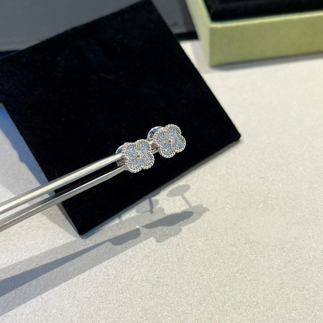 [Marin-Jewelry]CLOVER MINI DIAMOND STUD EARRINGS
